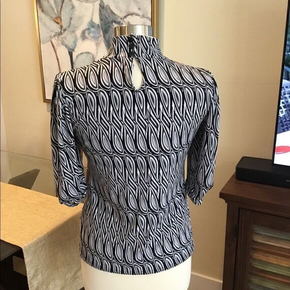 BLACK AND WHIT BLOUSE SIZE MEDIUM SHORT SLEEVES - Picture 7 of 8